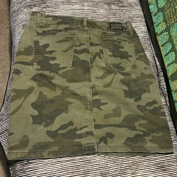 Earl Brand. Camouflage Jean skirt. Size 10. - Picture 6 of 7